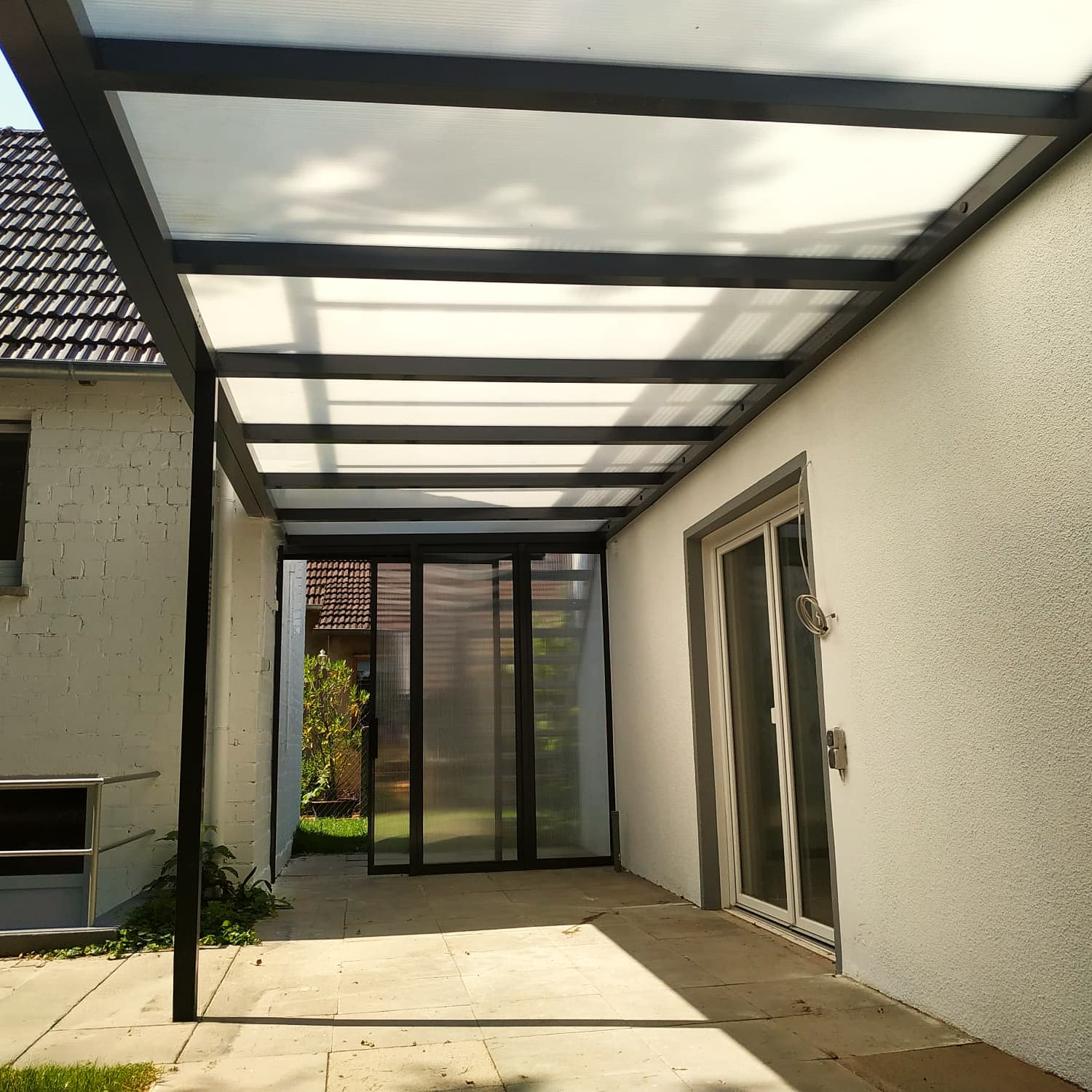 Modernes Vordach aus Aluminium und Glas